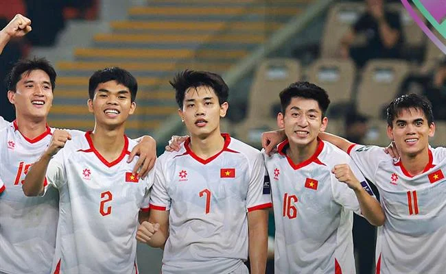 Sòng bạc trực tiếp với người chia bài chuyên nghiệp đang tương tác với người chơi tại GA65 Nhà Cái